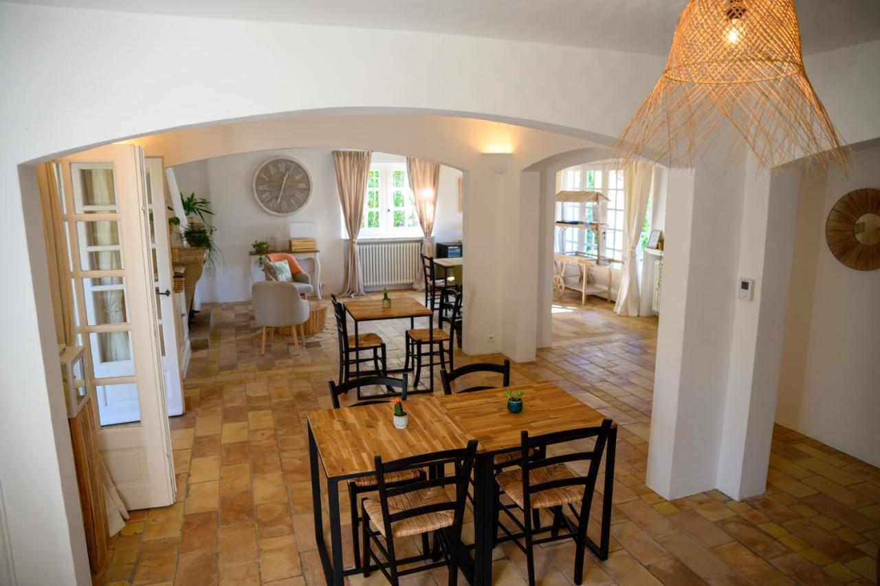 Le Mas De La Source Bed & Breakfast Мужен Екстериор снимка